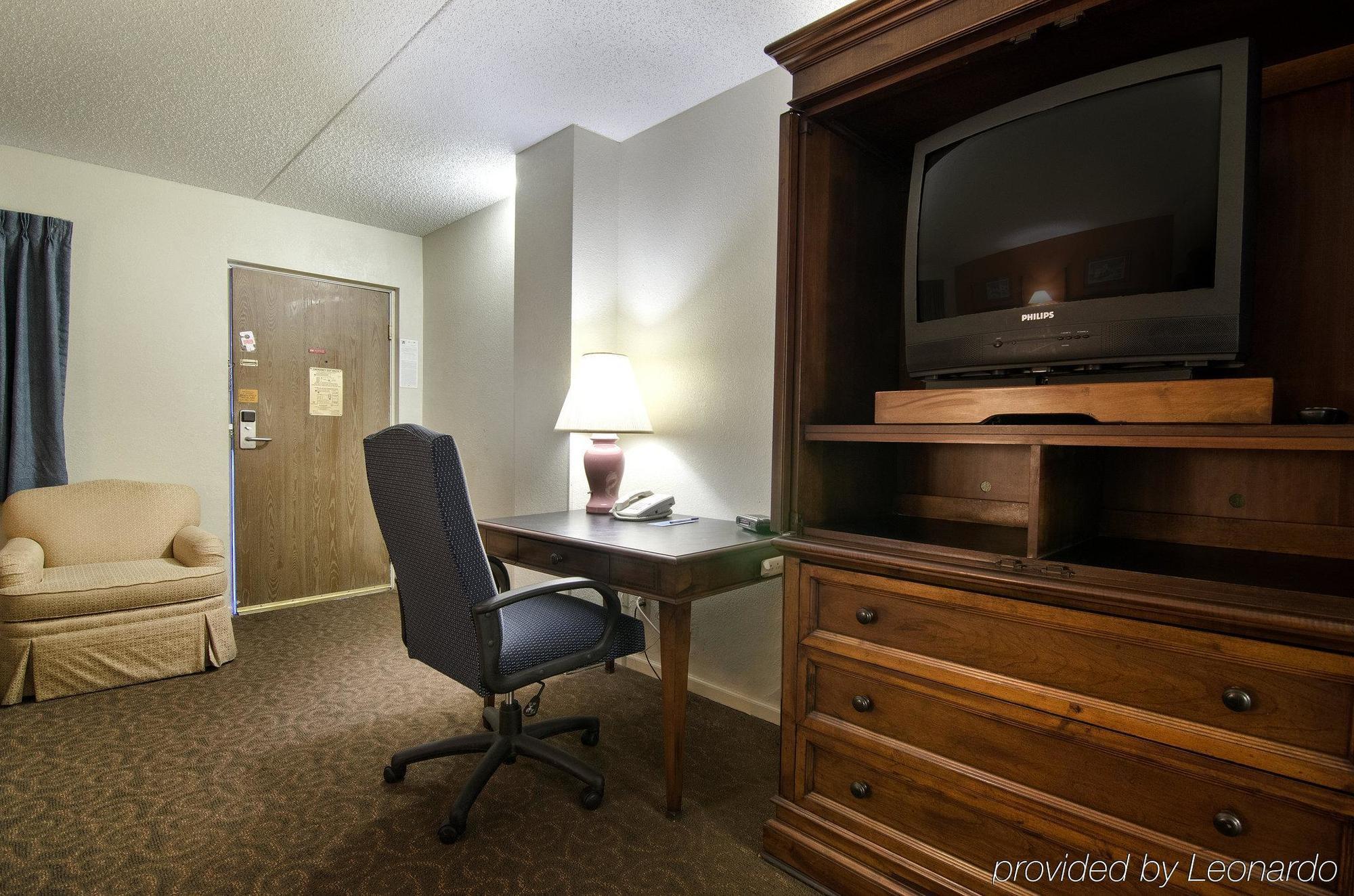 America'S Best Inn And Suites Емпория Екстериор снимка