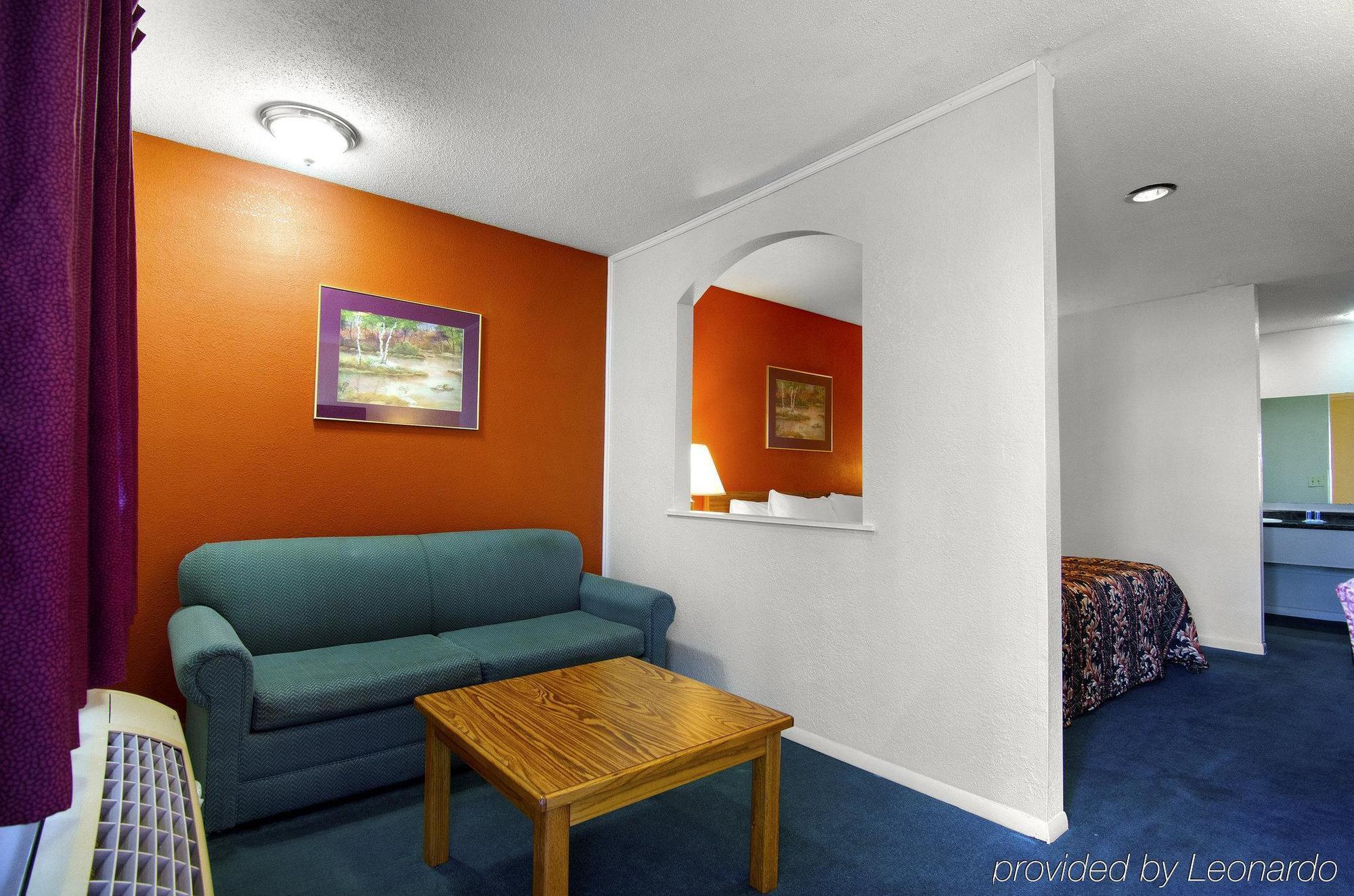 America'S Best Inn And Suites Емпория Екстериор снимка