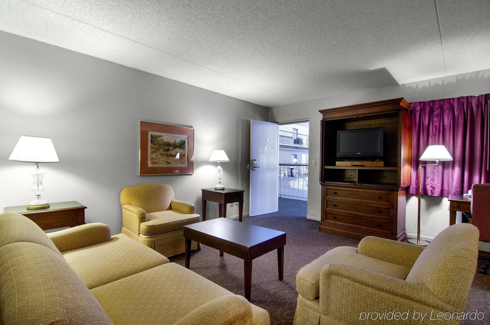 America'S Best Inn And Suites Емпория Екстериор снимка