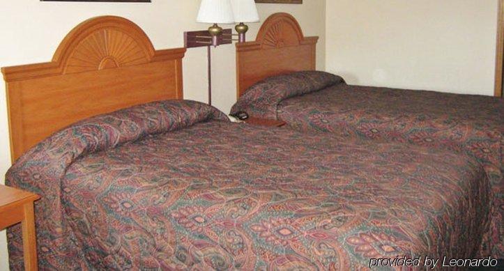 America'S Best Inn And Suites Емпория Екстериор снимка