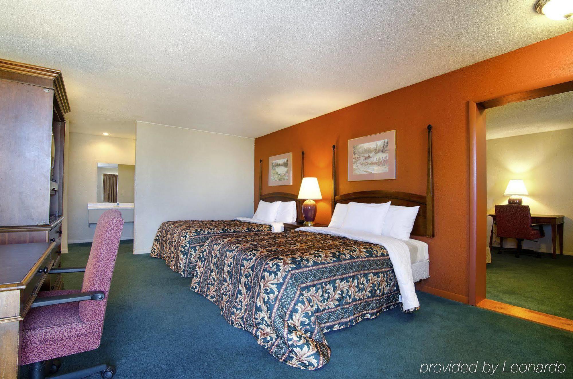 America'S Best Inn And Suites Емпория Екстериор снимка
