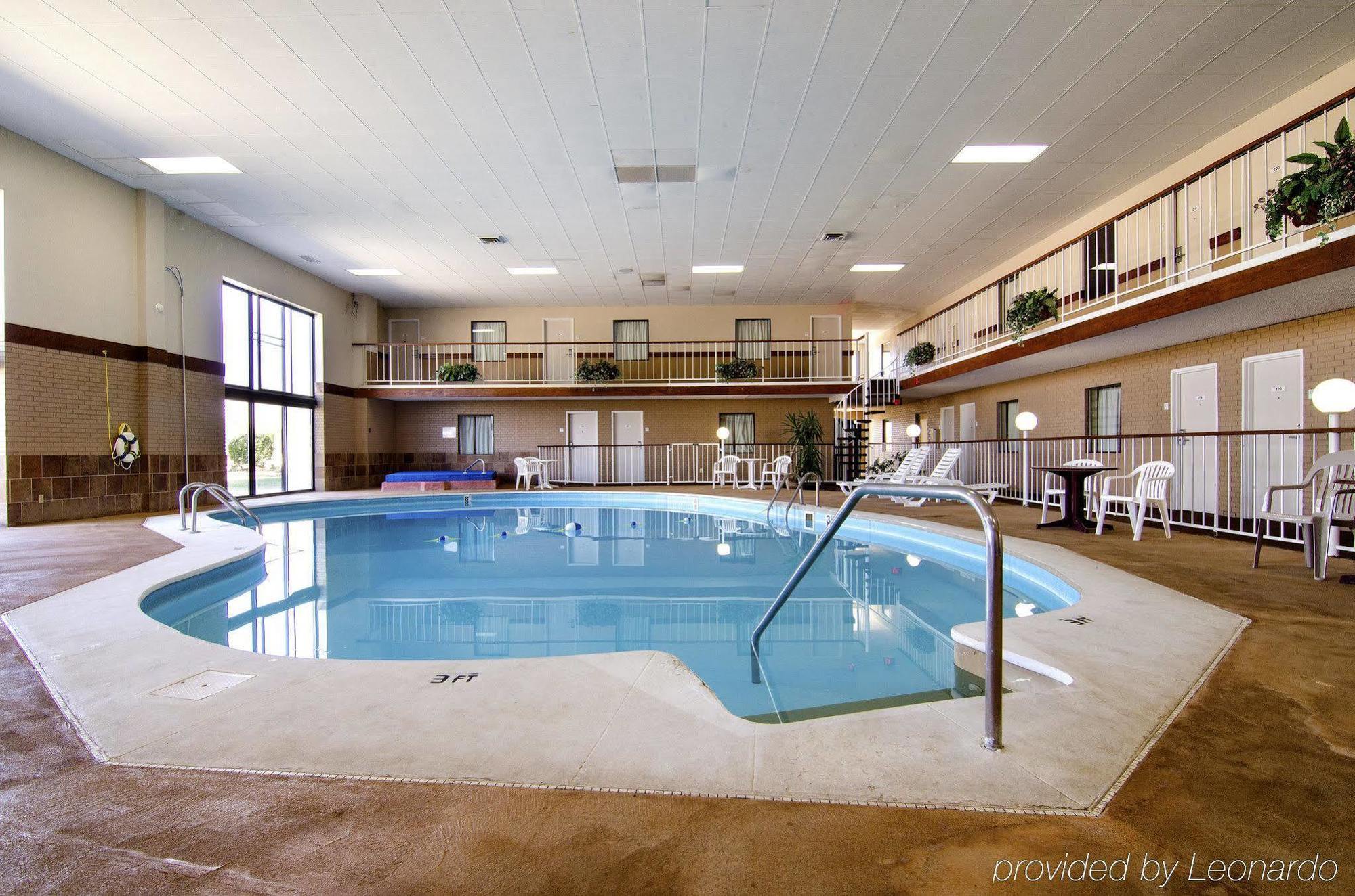 America'S Best Inn And Suites Емпория Екстериор снимка