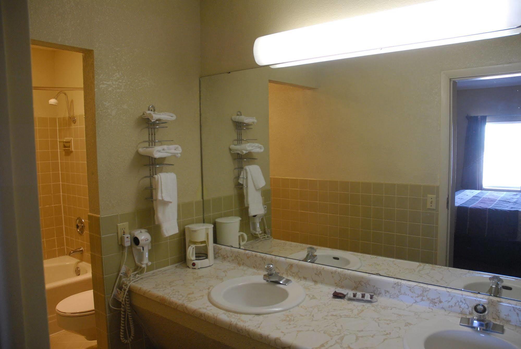 America'S Best Inn And Suites Емпория Екстериор снимка
