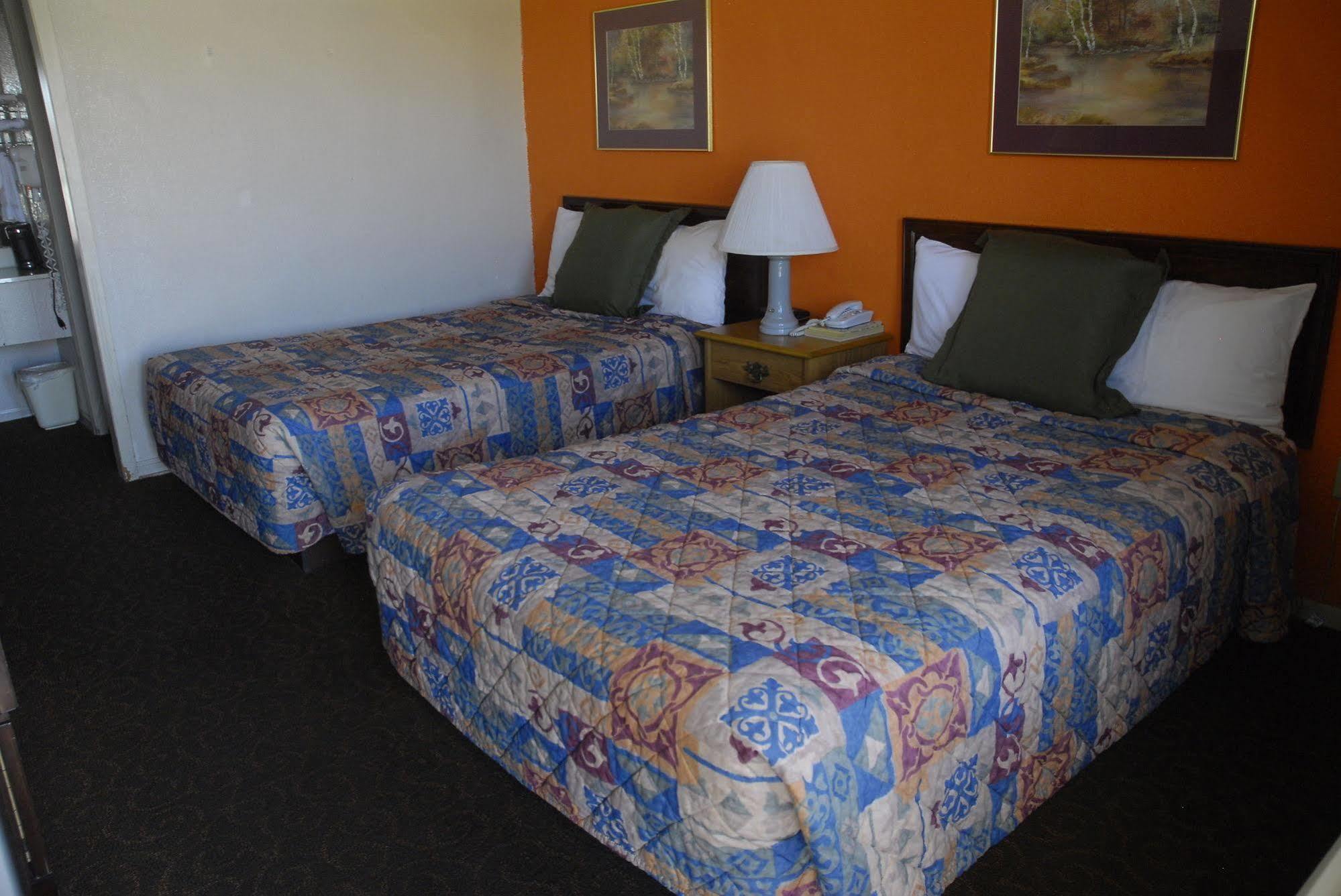 America'S Best Inn And Suites Емпория Екстериор снимка