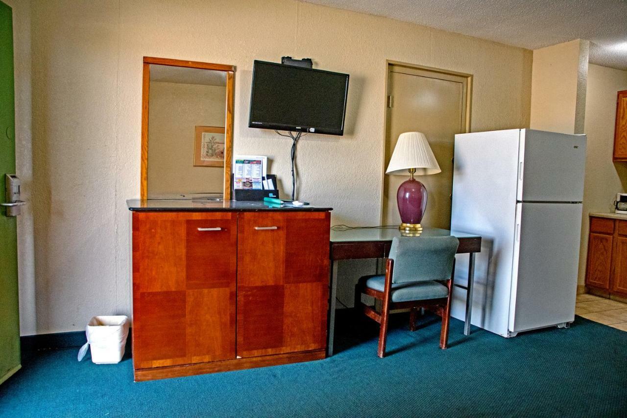 America'S Best Inn And Suites Емпория Екстериор снимка